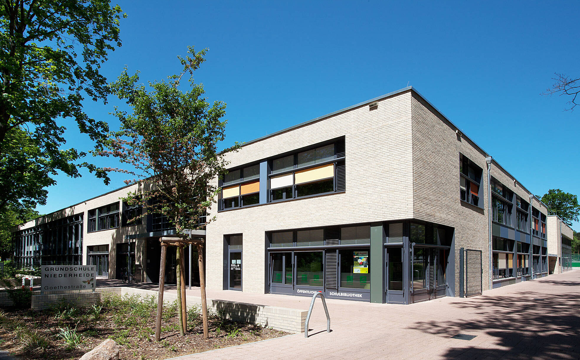 Plusenergie Grundschule Niederheide und Dreifach-Sporthalle